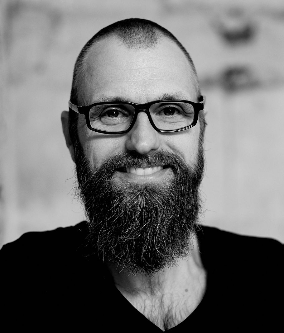 Thilo Zetzmann Musiker bei BIG Time Porträt in schwarz weiß